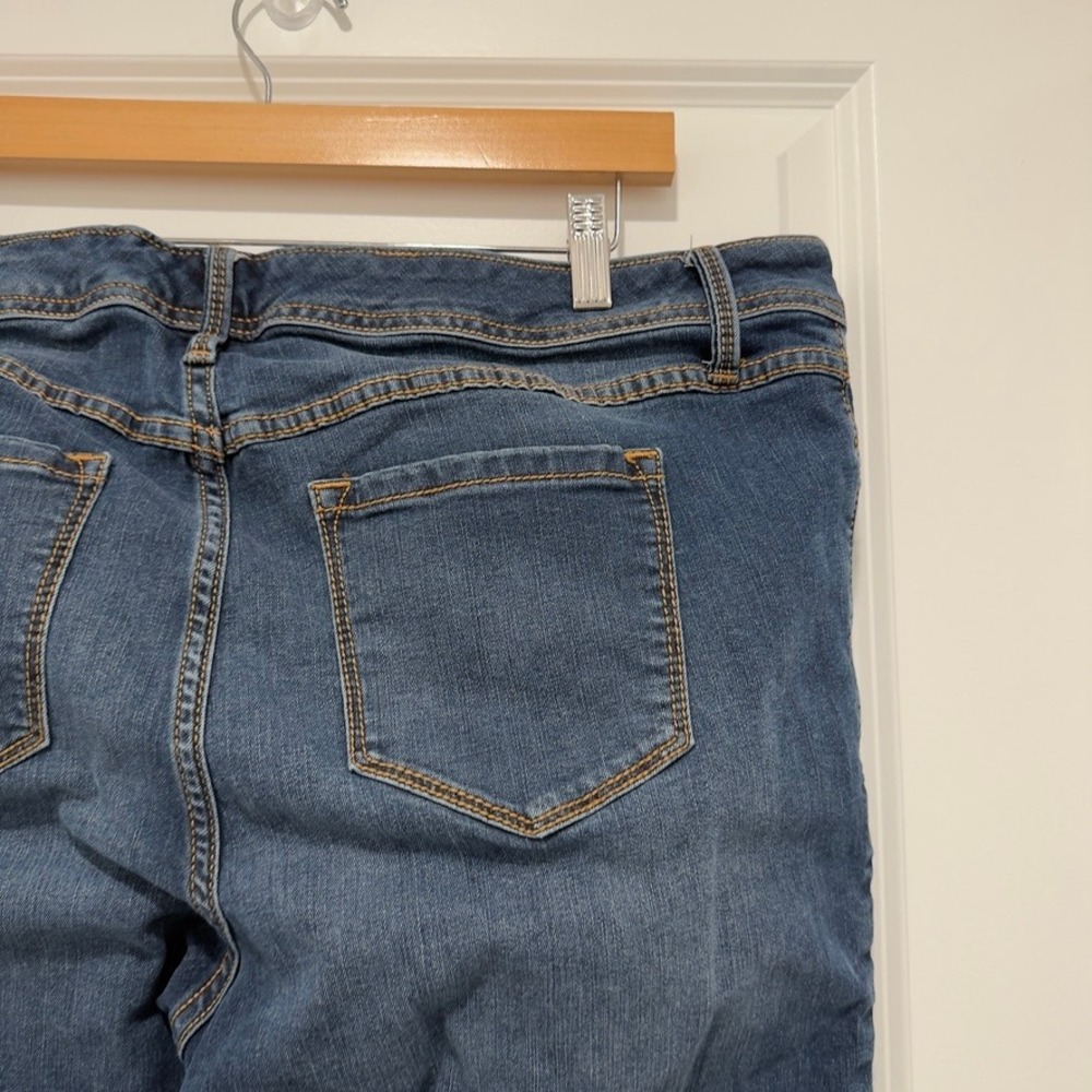 Torrid Womens Medium Wash Straight Leg Blue Denim Jeans Five Pocket Casual Pants